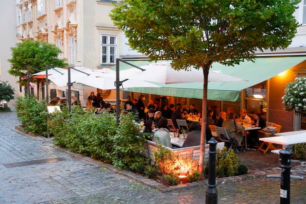 Corona - Pandemie: Wien öffnet Gastronomie Coronakrise: Wien öffnet Lokale Wien, Mariahilf, 20.05.2021 Gastgarten, Gastgärten, Schanigarten, Schanigärten, Besucher, Gäste, Restaurants, Bars, Öffnung Corona-Pandemie, Corona, Corona-Virus, CoV 2, Covid 19, Sars, Virus, Virusinfektion, Pandemie, CoronakriseKrise, Viruserkrankung, Coronavirus, SARS-CoV-2 Restaurant Ulrich Burggasse Wien Austria
