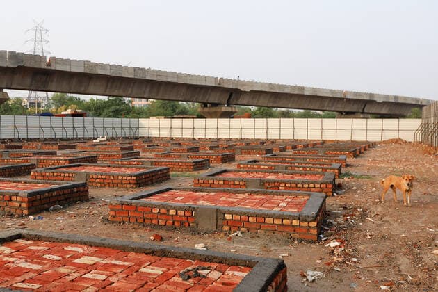 May 20, 2021, New Delhi, India: Municipal Corporation has developed new platforms to cremate bodies of the covid19 victims outside a crematorium in New Delhi.. India has records 366,161 fresh covid-19 infected cases and 3,754 fatalities due to Covid-19 in a single day. New Delhi India - ZUMAs197 20210520_zaa_s197_174 Copyright: xAmarjeetxKumarxSinghx