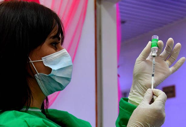 (210521) -- DAMASCUS, May 21, 2021 -- A medical worker prepares a dose of COVID-19 vaccine in Damascus, Syria, May 20, 2021. (Photo by Xinhua) SYRIA-DAMASCUS-COVID-19-VACCINATION AmmarxSafarjalani 