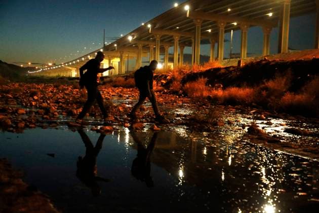 News Themen der Woche KW20 News Bilder des Tages MEX: MIGRANTS CROSSING FROM MEXICO TO USA Migrants cross into the US from Mexico along Rio Bravo on May 20, 2021 in Ciudad Juarez Mexico.According to unofficial estimates approximately 200,000 migrants have crossed into the United States along the southern border since February 2021. Ciudad Juarez Chihuahua Mexico lamparski-mexmigra210520_np7BC  Copyright: xJohnxLamparskix