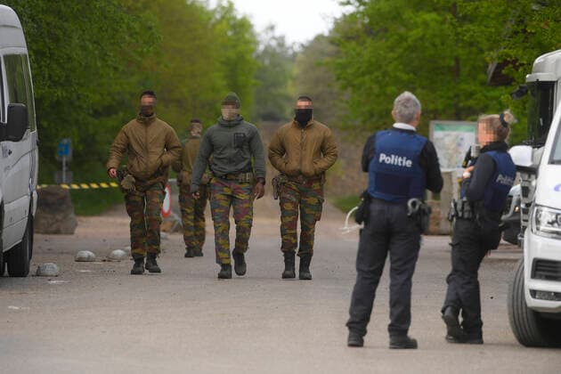 Bilder des Jahres 2021, News 05 Mai News Themen der Woche KW20 Belgien, Suche nach flüchtigem mutmaßlich rechtsextremen Soldaten Illustration picture shows soldiers and police at Nationaal Park Hoge Kempen in Maasmechelen, Friday 21 May 2021. Police continues to look for a heavily armed professional soldier, Jurgen Conings, in the province of Limburg. The 46-year old man made threats against virologist Van Ranst who is brought to safety.  LAURIExDIEFFEMBACQ 2720284