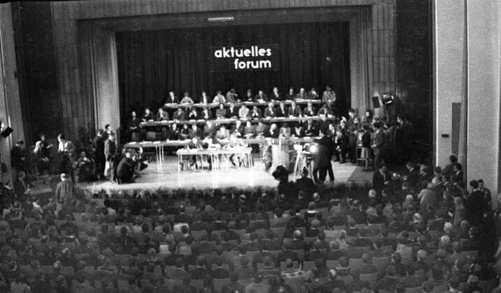 Streitgespräch Rau-Dutschke 1967 DEU, Deutschland, Berlin: Zu einem politischen Streitgespraech im aktuellen Forum der Universitaet Berlin trafen sich im Jahre 1967 der SPD-Politiker Johannes Rau ( späterer Bundespräsident) mit dem Studentenführer Rudi Dutschke ( später an den Folgen eines Attentats verstorben). DEU, Germany, Berlin: In 1967, SPD politician Johannes Rau (later German president) met with student leader Rudi Dutschke (who later died as a result of an assassination attempt) for a political debate in the current forum of the University of Berlin. Berlin *** Debate Rau Dutschke 1967 DEU, Germany, Berlin In 1967, SPD politician Johannes Rau later German president met with student leader Rudi Dutschke who later died as a r