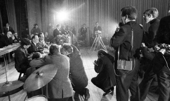 Streitgespräch Rau-Dutschke 1967 DEU, Deutschland, Berlin: Zu einem politischen Streitgespraech im aktuellen Forum der Universitaet Berlin trafen sich im Jahre 1967 der SPD-Politiker Johannes Rau ( späterer Bundespräsident) mit dem Studentenführer Rudi Dutschke ( später an den Folgen eines Attentats verstorben). DEU, Germany, Berlin: In 1967, SPD politician Johannes Rau (later German president) met with student leader Rudi Dutschke (who later died as a result of an assassination attempt) for a political debate in the current forum of the University of Berlin. Berlin *** Debate Rau Dutschke 1967 DEU, Germany, Berlin In 1967, SPD politician Johannes Rau later German president met with student leader Rudi Dutschke who later died as a r