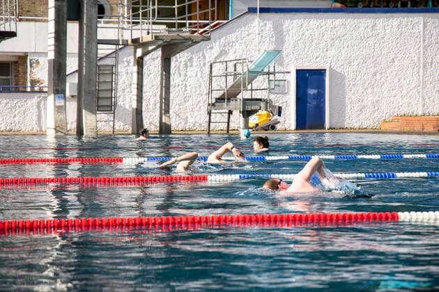 Erster wiedereroeffnungstag im Sommerbad am Insulaner in Berlin am 21. Mai 2021. Dank der sinkenden Inzidenzwerte des Coronavirus und der Lockerungen in Berlin, oeffneten heute wieder die Sommerbaeder fuer die Sommersaison. Berliner Baederbetriebe eroffnet Sommer- Badesaison