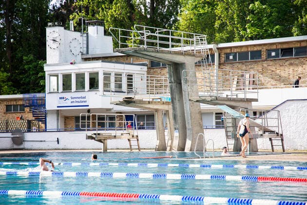 Erster wiedereroeffnungstag im Sommerbad am Insulaner in Berlin am 21. Mai 2021. Dank der sinkenden Inzidenzwerte des Coronavirus und der Lockerungen in Berlin, oeffneten heute wieder die Sommerbaeder fuer die Sommersaison. Berliner Baederbetriebe eroffnet Sommer- Badesaison