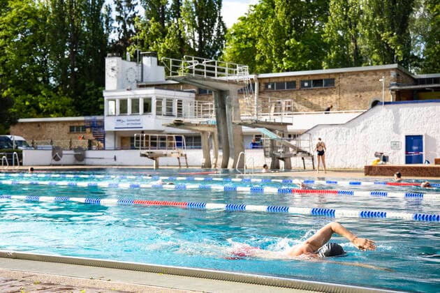 Erster wiedereroeffnungstag im Sommerbad am Insulaner in Berlin am 21. Mai 2021. Dank der sinkenden Inzidenzwerte des Coronavirus und der Lockerungen in Berlin, oeffneten heute wieder die Sommerbaeder fuer die Sommersaison. Berliner Baederbetriebe eroffnet Sommer- Badesaison