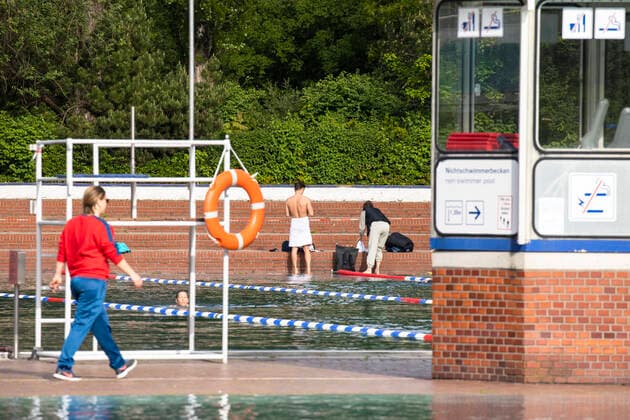 Erster wiedereroeffnungstag im Sommerbad am Insulaner in Berlin am 21. Mai 2021. Dank der sinkenden Inzidenzwerte des Coronavirus und der Lockerungen in Berlin, oeffneten heute wieder die Sommerbaeder fuer die Sommersaison. Berliner Baederbetriebe eroffnet Sommer- Badesaison