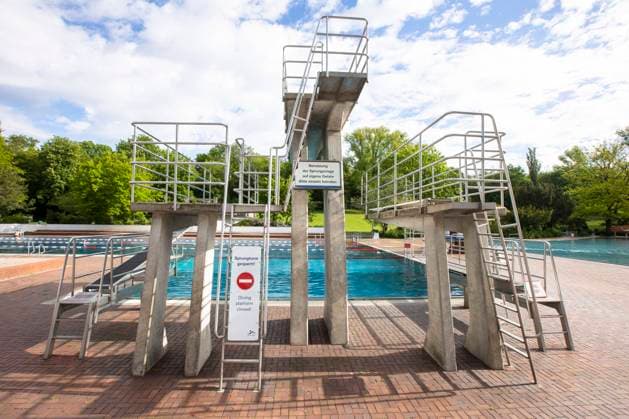 News Bilder des Tages Erster wiedereroeffnungstag im Sommerbad am Insulaner in Berlin am 21. Mai 2021. Dank der sinkenden Inzidenzwerte des Coronavirus und der Lockerungen in Berlin, oeffneten heute wieder die Sommerbaeder fuer die Sommersaison. Berliner Baederbetriebe eroffnet Sommer- Badesaison