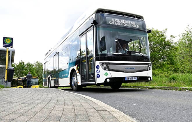 Bilder des Jahres 2021, News 05 Mai News Themen der Woche KW20 News Bilder des Tages WASSERSTOFFBUS CAETANO H2. CITY GOLD auf Testfahrt. Am Freitag,21.Mai,testet die Ruhrbahn im Mülheimer Bedienungsgebiet einen Brennstoffzellenbus der Firma Caetano Bus auf Zuverlässigkeit,Reichweite und technische Anforderungen.Das elektrische Modell H2.City Gold des portugisischen Herstellers Caetano auf Testfahrt in Mülheim-Ruhr,Stadt im Ruhrgebiet im Bundesland Nordrhein-Westfalen ( NRW ),fotografiert am 21.05.2021. Â *** WASSERSTOFFBUS CAETANO H2 CITY GOLD on test drive On Friday, 21 May, the Ruhrbahn tests a fuel cell bus of the company Caetano bus in the Mülheimer service area on reliability, range and technical requirements The electrical model H2 city gold of the Portuguese manufacturer Caetano on test drive in Mülheim Ruhr, city