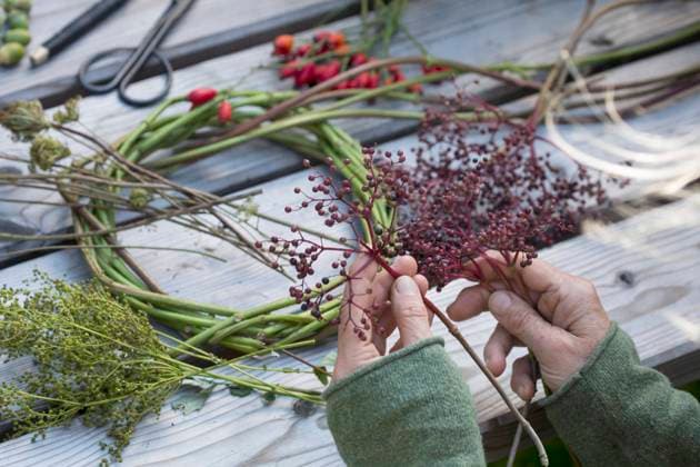IMAGO Creative: Herbst, Herbstkränze Herbstkranz wird aus gesammelten Naturmaterialien gebastelt autumn wreath is made from collected natural materials BLWS644081 *** Autumn wreath is made from collected natural materials BLWS644081 Copyright: xblickwinkel F.xHeckerx