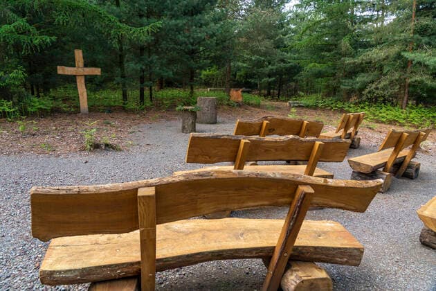 Tag des Friedhofs am 19. September Friedwald, Andachtsplatz, Kreuz, Holzkreuz Bänke, Holzbänke, Bestattungsort im Wald, in biologisch abbaubaren Urnen, unter Bäumen, Niederkrüchten, NRW, Deutschland, Friedwald *** cemetery forest, place of worship, cross, wooden cross benches, wooden benches, burial place in the forest, in biodegradable urns, under trees, Niederkrüchten, NRW, Germany, cemetery forest