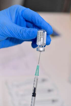 21.05.2021, Sonderimpfaktion mit dem Impfstoff von Johnson & Johnson im Unterallgäuer Corona-Impfzentrum in Bad Wörishofen, Unter der Leitung von Dr. Max Kaplan, Ärztlicher Leiter des Wörishofener Impfzentrums. Eine fertige Injektionsspritze mit dem Wirkstoffkonzentrat von Johnson & Johnson wird von Medizin-Student Kai Hefele aus Mindelheim aufgezogen. Der Impfstoff lautet auf den Namen JANSSEN, in den Ampullen ist das Impfstoff-Konzentrat für 6 Portionen. 21.05.2021, Johnson und Johnson im Impfzentrum Unterallgäu 21.05.2021, Johnson und Johnson im Impfzentrum Unterallgäu