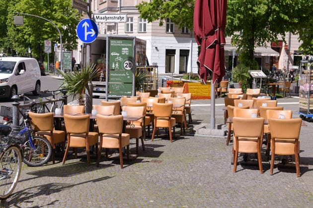 Berlin, Deutschland 21. Mai 2021: In Berlin darf die Aussengastronomie nach dem Lockdown zur Bekämpfung der Corona-Pandemie wieder öffne. Im Bild: Das Indisches Restaurant in der Maassenstrasse bereitet sich vor und hat Stühle und Tische raus gestellt. Berlin Copyright: xFotostandx xReuhlx