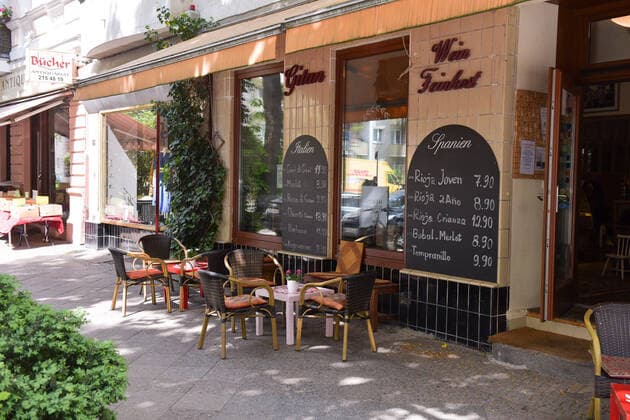 Berlin, Deutschland 21. Mai 2021: In Berlin darf die Aussengastronomie nach dem Lockdown zur Bekämpfung der Corona-Pandemie wieder öffne. Im Bild: Ein Lokal hat Stühle und Tische raus gestellt. Berlin Copyright: xFotostandx xReuhlx