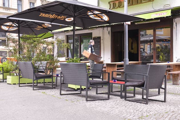 Berlin, Deutschland 21. Mai 2021: In Berlin darf die Aussengastronomie nach dem Lockdown zur Bekämpfung der Corona-Pandemie wieder öffne. Im Bild: Das Restaurant Mutter in der Habsburgerstr. Pallasstrasse har Stühle und Tische raus gestellt. Berlin Copyright: xFotostandx xReuhlx