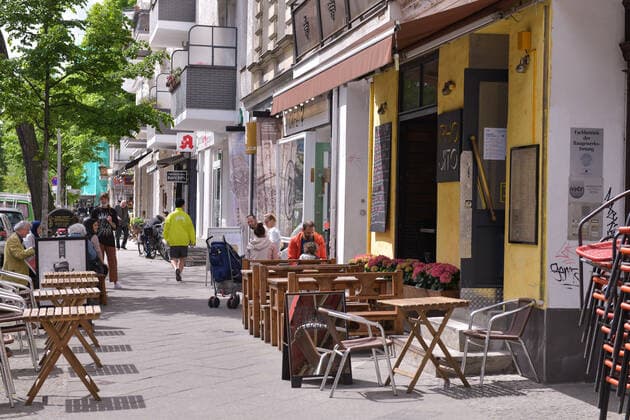 Berlin, Deutschland 21. Mai 2021: In Berlin darf die Aussengastronomie nach dem Lockdown zur Bekämpfung der Corona-Pandemie wieder öffne. Hier ein Blick in die Goltzstrasse in Berlin Schöneberg, Lokla und Restaurants haben Tische und Stühle nach draussen gestellt. Berlin Copyright: xFotostandx xReuhlx
