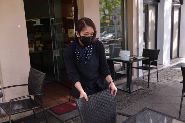Berlin, Deutschland 21. Mai 2021: In Berlin darf die Aussengastronomie nach dem Lockdown zur Bekämpfung der Corona-Pandemie wieder öffne. Eine Angestellt des Lokals putzt die Stühle und Tische nach monatelanger Pause in der Winterfeldtstrasse. Berlin Copyright: xFotostandx xReuhlx