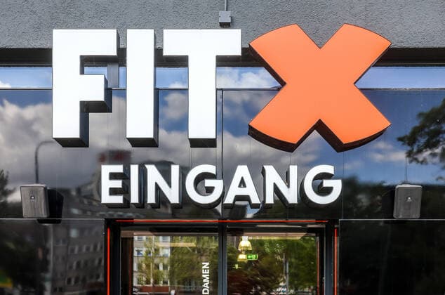 Essen, Nordrhein-Westfalen, Deutschland - Fitnesstraining in Zeiten der Corona Pandemie, die Stadt Essen und FitX setzen mit wissenschaftlicher Unterstuetzung des Universitaetsklinikums Essen ein Modellprojekt zum sicheren Trainingsbetrieb im Fitnessstudio um, mit innovativer Steuerung der Lueftungsanlagen und Umsetzung der Abstands-, Hygiene- und Arbeitsschutzmaßnahmen. Essen Nordrhein-Westfalen Deutschland