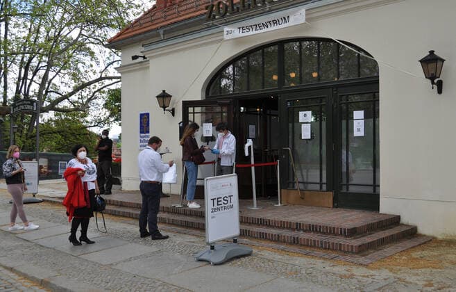 People wait to test for the COVID-19 outside the Zollpackhof cruise restaurant in Berlin, Germany, May 21, 2021. (CTKxPhoto AlesxZapotocky) CTKPhotoP2021052106478  ZPT 4k