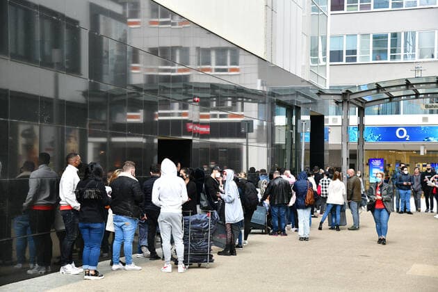 Einzelhandelskunden stehen in langen Schlangen vor Primark in der Saarbrücker Bahnhofstraße und warten auf Einlaß am Freitag (21.5.2021).