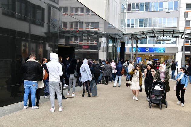 Einzelhandelskunden stehen in langen Schlangen vor Primark in der Saarbrücker Bahnhofstraße und warten auf Einlaß am Freitag (21.5.2021).