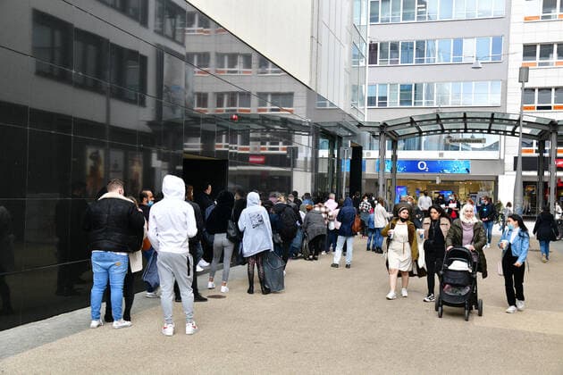 Einzelhandelskunden stehen in langen Schlangen vor Primark in der Saarbrücker Bahnhofstraße und warten auf Einlaß am Freitag (21.5.2021).