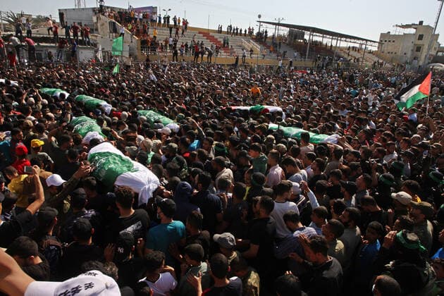 Nahostkonflikt, Trauerfeier für mehrer Getötete im Fußballstadion von Khan Yunes People carry a bodies of the Palestinians killed during Israeli-Palestinian fighting at the funeral following an Israel-Hamas truce, in the football stadium in Khan Younis, in the southern Gaza Strip, on Friday, May 21, 2021.  GAZ2021052150 IsmaelxMohamad