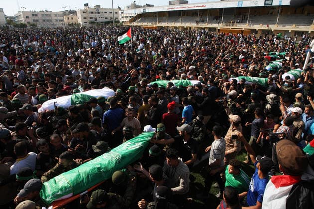 Nahostkonflikt, Trauerfeier für mehrer Getötete im Fußballstadion von Khan Yunes People carry a bodies of the Palestinians killed during Israeli-Palestinian fighting at the funeral following an Israel-Hamas truce, in the football stadium in Khan Younis, in the southern Gaza Strip, on Friday, May 21, 2021.  GAZ2021052151 IsmaelxMohamad
