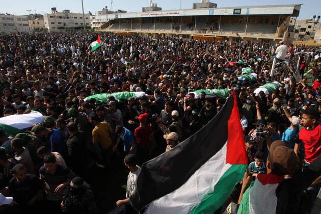 Nahostkonflikt, Trauerfeier für mehrer Getötete im Fußballstadion von Khan Yunes People carry a bodies of the Palestinians killed during Israeli-Palestinian fighting at the funeral following an Israel-Hamas truce, in the football stadium in Khan Younis, in the southern Gaza Strip, on Friday, May 21, 2021.  GAZ2021052152 IsmaelxMohamad