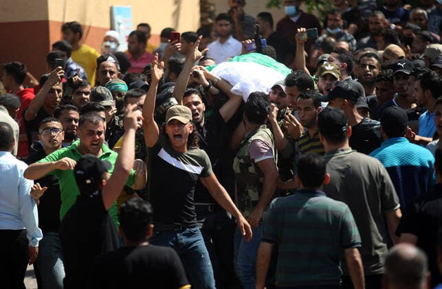 Nahostkonflikt, Trauerfeier für mehrer Getötete im Fußballstadion von Khan Yunes People carry a body of one of the Palestinians killed during Israeli- Palestinian fighting, at the funeral, following Israel- Hamas truce, in Khan Younis, in the southern Gaza Strip, on Friday, May 21, 2021.  GAZ2021052155 IsmaelxMohamad
