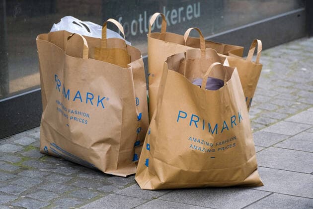 Düsseldorf 21.05.2021 Primark Logo Schriftzug Einkaufstüten Papiertüten Düsseldorf Nordrhein-Westfalen Deutschland *** Dusseldorf 21 05 2021 Primark logo writing shopping bags paper bags Dusseldorf North Rhine Westphalia Germany