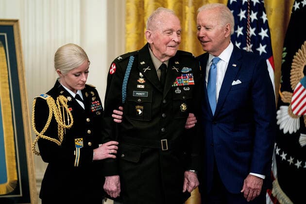 Bilder des Jahres 2021, News 05 Mai News Themen der Woche KW20 News Bilder des Tages U.S. President Joe Biden, right, speaks to Army Colonel Ralph Puckett during a Medal of Honor ceremony in the East Room of the White House in Washington DC, on Friday, May 21, 2021. Puckett received the honor for service in the Korean War almost 70 years ago. Pool photo by Stefani Reynolds  WAX20210521251 StefanixReynolds