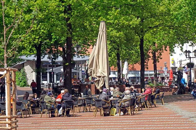 COVID-19 und Außenbewirtung Beginn der Außenbewirtung in Biergärten und Eiscafes bei sonnigem Wetter nach den ersten Lockerungen während der Coronakrise und der Bundes-Notbremse Essen Nordrhein-Westfalen Deutschland Steele