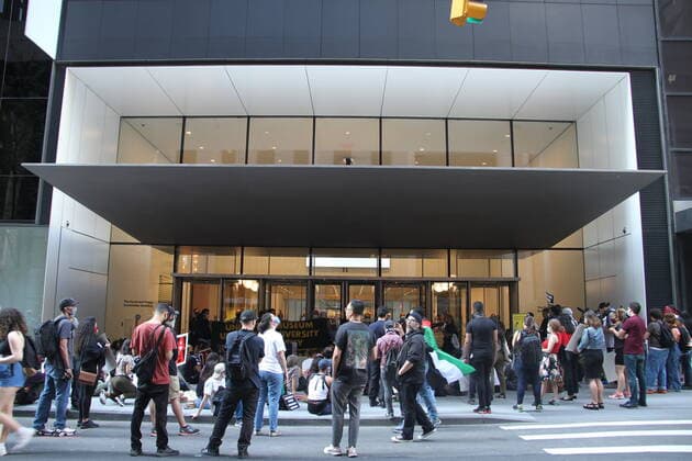 May 21, 2021, New York, USA : Free Palestine Protesters gathered in front of MOMA ( Metropolitan Museum of Modern Art ) in New York, protesting against the Israelis airstrikes on Gaza. They block the entrance and exit of visitors to the museum.  Copyright: xNiyixFotex