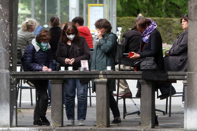 Aufgrund anhaltend niedriger Inzidenzen im Landkreis Wetterau durften gastronomische Betriebe ihren Außenbereich wieder öffnen. Großer Besucherandrang herrschte an einem Café in der Innenstadt von Bad Nauheim, Hessen, Deutschland