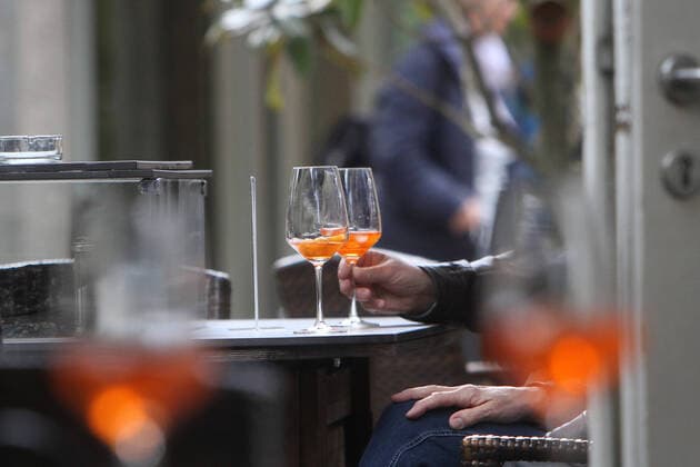 Aufgrund anhaltend niedriger Inzidenzen im Landkreis Wetterau durften gastronomische Betriebe ihren Außenbereich wieder öffnen. Gläser mit Getränken stehen auf den Tischen eines Restaurant s in der Innenstadt von Bad Nauheim, Hessen, Deutschland