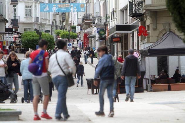 Nach der Lockerung der Schutzmaßnahmen und Wiedereröffnung der Geschäfte im Landkreis Wetterau sieht die Einkaufsstraße und Fußgängerzone Stresemannstraße in der Innenstadt von Bad Nauheim wieder deutlich belebter aus, Hessen, Deutschland