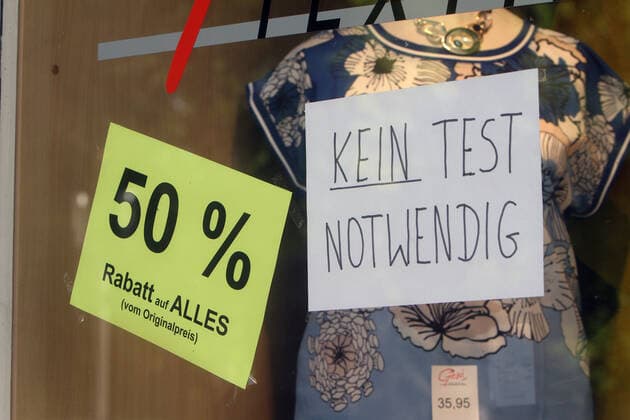 Zettel mit Aufschrift kein Test notwendig klebt im Schaufenster eines Modegeschäft s in der Innenstadt von Bad Nauheim, Hessen, Deutschland
