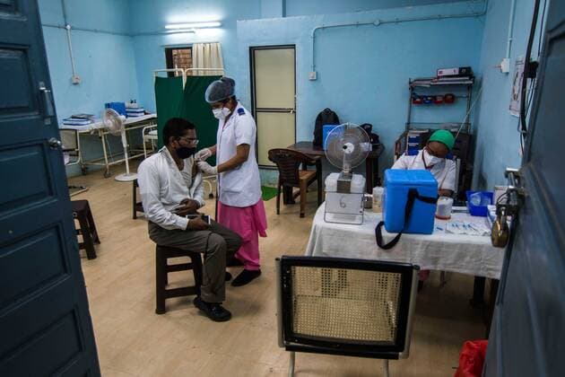 MUMBAI, INDIA - MAY 21: Medical staff inoculate beneficiaries against Covid-19 at Rajawadi Hospital, Ghatkopar on May 21, 2021 in Mumbai, India. (Photo by Pratik Chorge Hindustan Times) COVID-19 Vaccination Drive