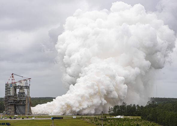 Bilder des Jahres 2021, News 05 Mai News Themen der Woche KW20 News Bilder des Tages May 21, 2021, Hancock County, Mississippi, USA : conducted its fourth RS-25 single-engine hot fire test of the year on May 20, 2021, a continuation of its seven-part test series to support development and production of engines for the agency sÊSpace Launch SystemÊ(SLS) rocket on future missions to the Moon. The engine was fired for more than 8 minutes on theÊA-1 Test StandÊat Stennis Space Center, the same amount of time RS-25 engines need to fire for launch of the SLS rocket. As part of theÊArtemis program, will land the first woman and the first person of color on the Moon and establish sustainable exploration in preparation for missions to Mars. SLS and s Orion spacecraft, along with the commercial human landing system and the Gate - ZUMAz03_ 20210521_sso_z03_083 Copyright: xNASAx
