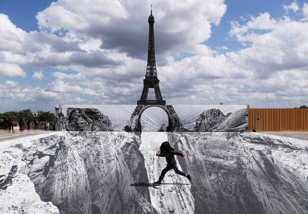 Bilder des Jahres 2021, News 05 Mai News Themen der Woche KW20 News Bilder des Tages (210521) -- PARIS, May 21, 2021 -- A girl poses for photos on the Trocadero square near the Eiffel Tower where French artist and photographer known as JR set his artwork, in Paris, France, on May 21, 2021. ) FRANCE-PARIS-EIFFEL TOWER-STREET ART GaoxJing 