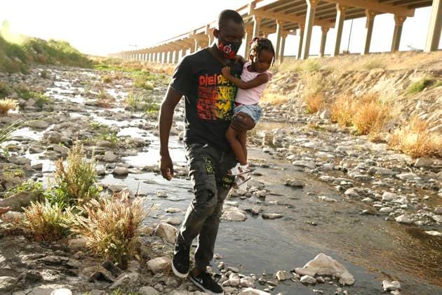 Mex:: Migrants Crossing Rio Bravo From Mexico To USA Migrants with children cross Rio Bravo from Mexico to the US on May 21, 2021 in Ciudad Juarez Mexico. According to unofficial estimates approximately 200,000 migrants have crossed into the United States along the southern border since February 2021. Ciudad Juarez Chihuahua Mexico lamparski-mexmigra210521_npFnk  Copyright: xJohnxLamparskix