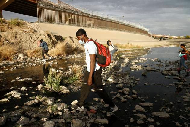 Mex:: Migrants Crossing Rio Bravo From Mexico To USA Migrants cross Rio Bravo from Mexico to the US on May 21, 2021 in Ciudad Juarez Mexico.According to unofficial estimates approximately 200,000 migrants have crossed into the United States along the southern border since February 2021. Ciudad Juarez Chihuahua Mexico lamparski-mexmigra210521_npIFM  Copyright: xJohnxLamparskix