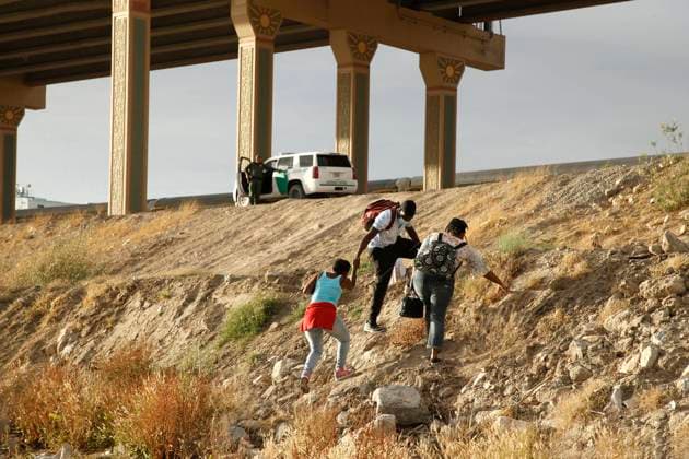 Mex:: Migrants Crossing Rio Bravo From Mexico To USA Migrants cross Rio Bravo from Mexico to the US on May 21, 2021 in Ciudad Juarez Mexico.According to unofficial estimates approximately 200,000 migrants have crossed into the United States along the southern border since February 2021. Ciudad Juarez Chihuahua Mexico lamparski-mexmigra210521_np9jx  Copyright: xJohnxLamparskix