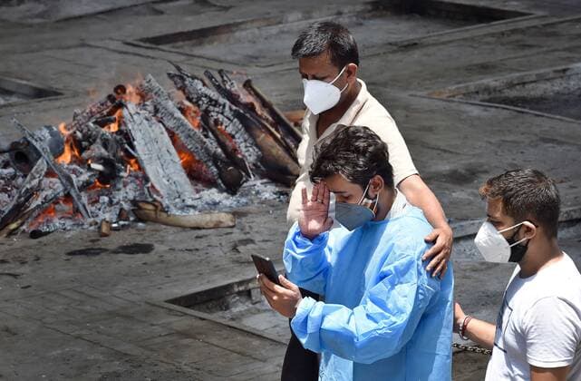 NEW DELHI, INDIA - MAY 21: Relatives of a Covid-19 victim mourning at Nigambodh Ghat cematorium, on May 21, 2021 in New Delhi, India. (Photo by Ajay Aggarwal Hindustan Times) Daily Life Amid Coronavirus Pandemic In India