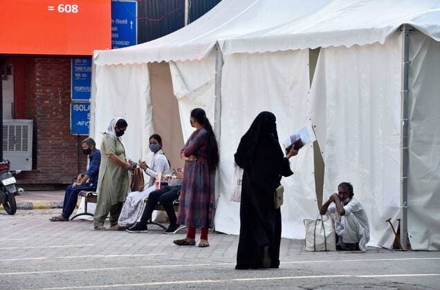NEW DELHI, INDIA - MAY 21: Covid-19 patients and relatives wait outside Lok Nayak Jai Prakash (LNJP) hospital, on May 21, 2021 in New Delhi, India. (Photo by Sanjeev Verma Hindustan Times) Daily Life Amid Coronavirus Pandemic In India