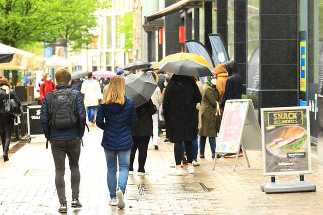 Kunden in der Spitalerstraße in der Innenstadt nach der Öffnung der Geschäfte. In Hamburg sind die Corona-Maßnahmen wegen sinkender Insidenzwerte gelockert worden. Der Einzelhandel und die Außengastronomie dürfen unter Auflagen nach über einem halben Jahr wieder öffnen. Altstadt Hamburg