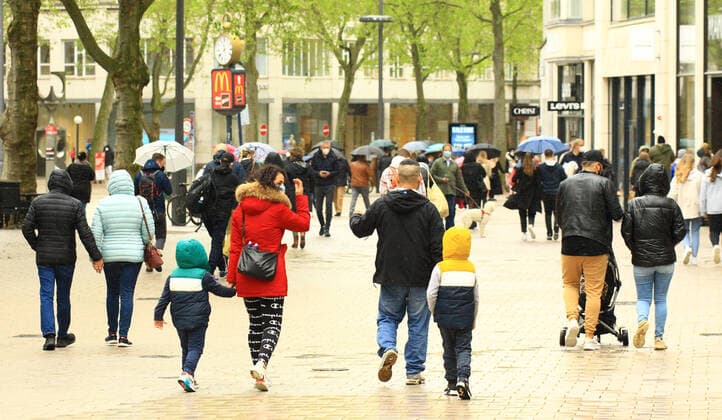 Dichtes Menschengedränge in der Spitalerstraße in der Innenstadt bei Schmuddelwetter. In Hamburg sind die Corona-Maßnahmen wegen sinkender Insidenzwerte gelockert worden. Der Einzelhandel und die Außengastronomie dürfen unter Auflagen nach über einem halben Jahr wieder öffnen. Altstadt Hamburg