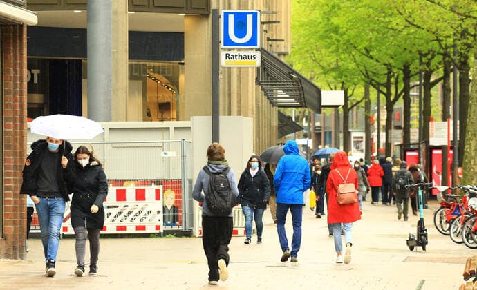 Dichtes Menschengedränge in der Mönckebergstraße in der Innenstadt bei Schmuddelwetter. In Hamburg sind die Corona-Maßnahmen wegen sinkender Insidenzwerte gelockert worden. Der Einzelhandel und die Außengastronomie dürfen unter Auflagen nach über einem halben Jahr wieder öffnen. Altstadt Hamburg