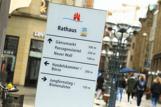 Passanten in der Geschäftsstraße Neuer Wall in der Innenstadt bei Schmuddelwetter. In Hamburg sind die Corona-Maßnahmen wegen sinkender Insidenzwerte gelockert worden. Der Einzelhandel und die Außengastronomie dürfen unter Auflagen nach über einem halben Jahr wieder öffnen. Altstadt Hamburg